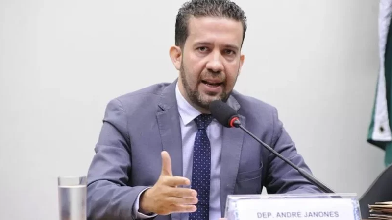 ANDRE JANONES SUSPENSO POR CHAMAR NIKOLAS DE NIKOLE