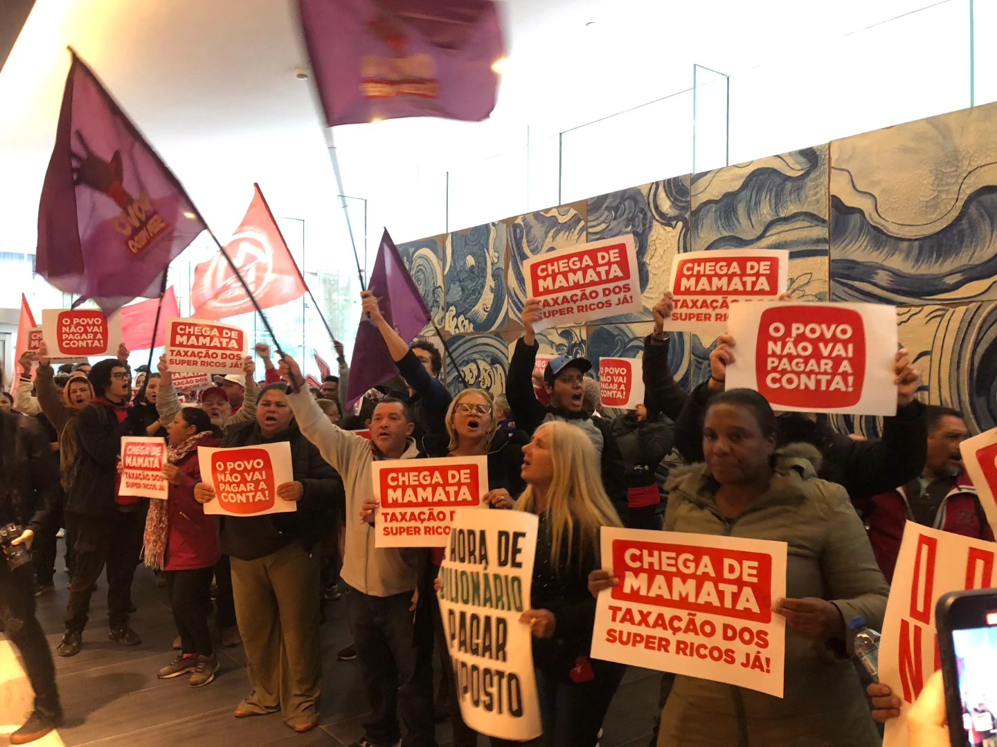 POVO SEM MEDO OCUPA SEDE DO ITAU NA FARIA LIMA POR TAXAÇÃO DE SUPER RICOS